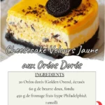 Cheesecake velours jaune décoré de morceaux d'Oreos dorés.