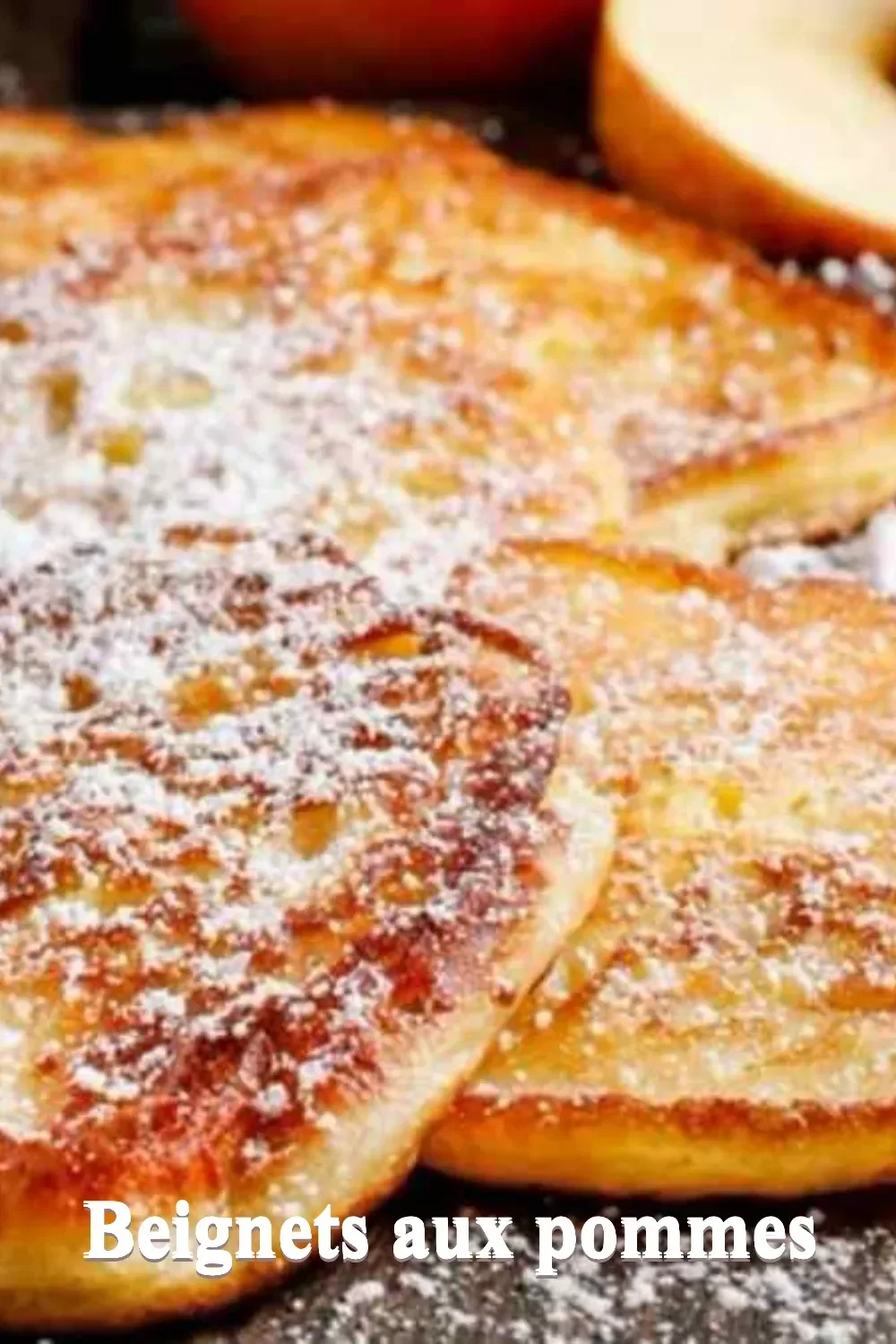 Beignets aux pommes croustillants saupoudrés de sucre