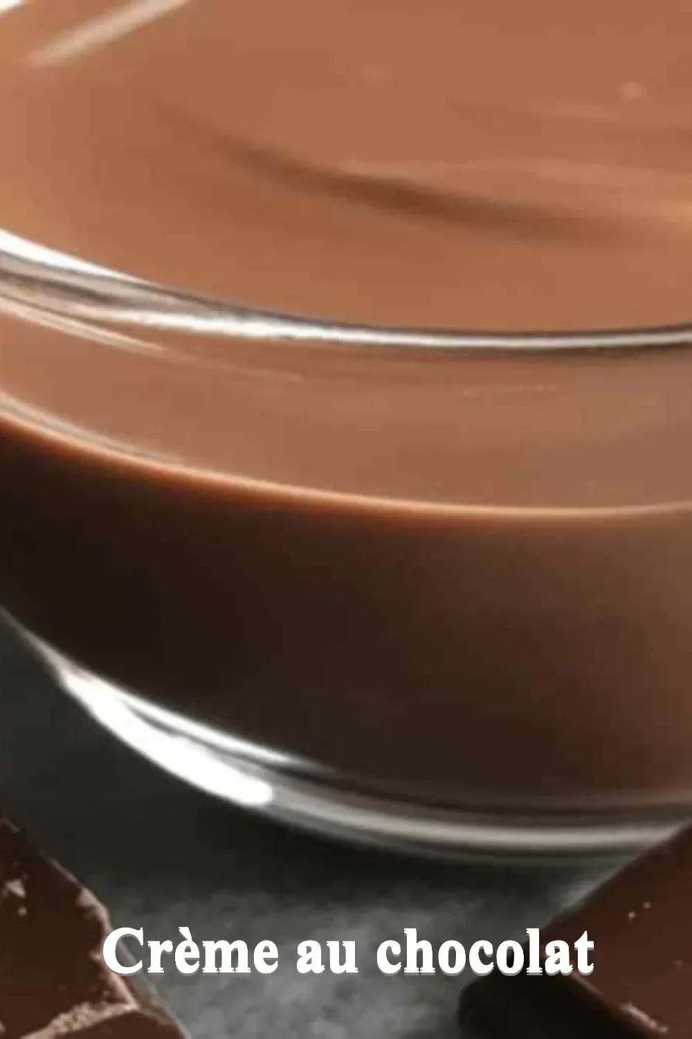 Crème au chocolat onctueuse servie dans un bol en dessert