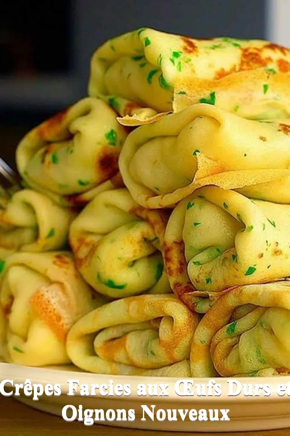 Crêpes farcies aux œufs durs et oignons nouveaux, un plat savoureux et réconfortant
