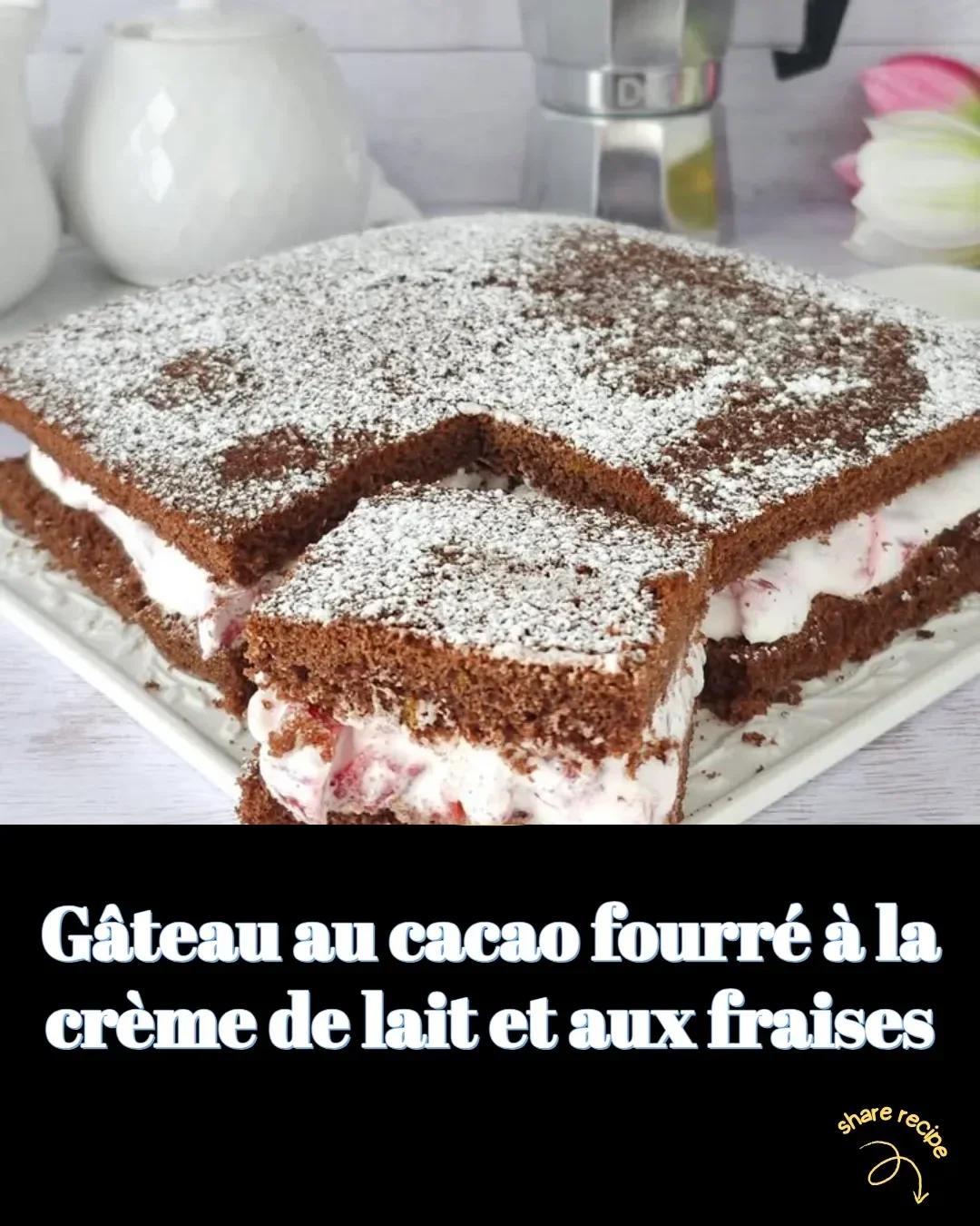 Gâteau au cacao fourré à la crème de lait et aux fraises sur une assiette garnie.