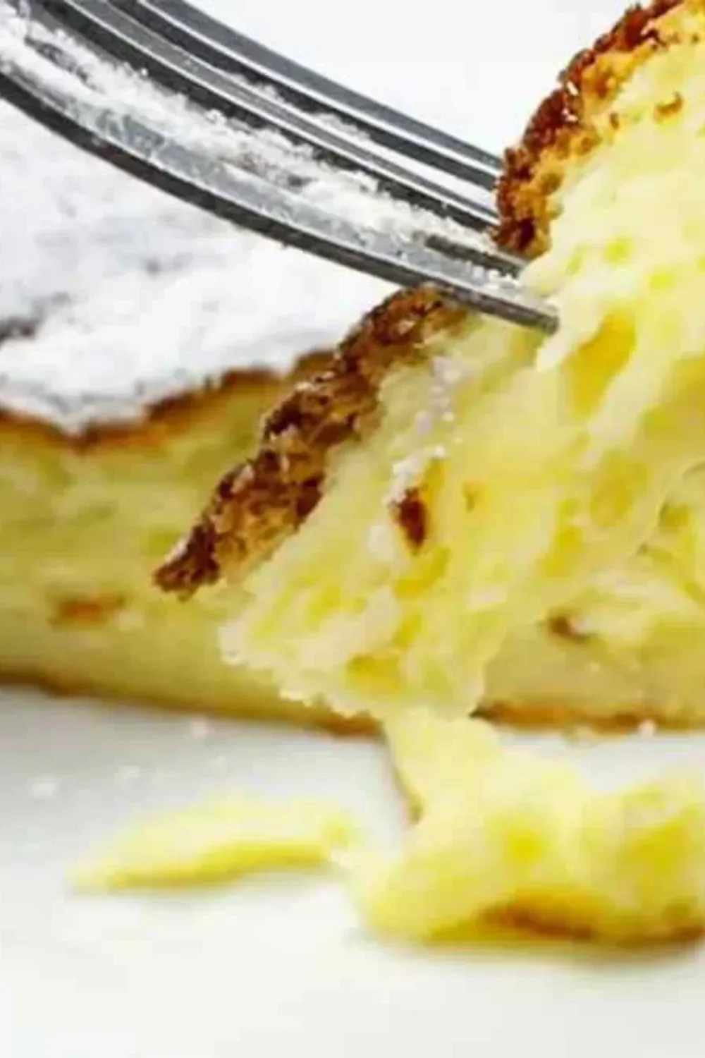 Gâteau parfait garni de fruits et chocolat, une délicieuse recette sucrée.