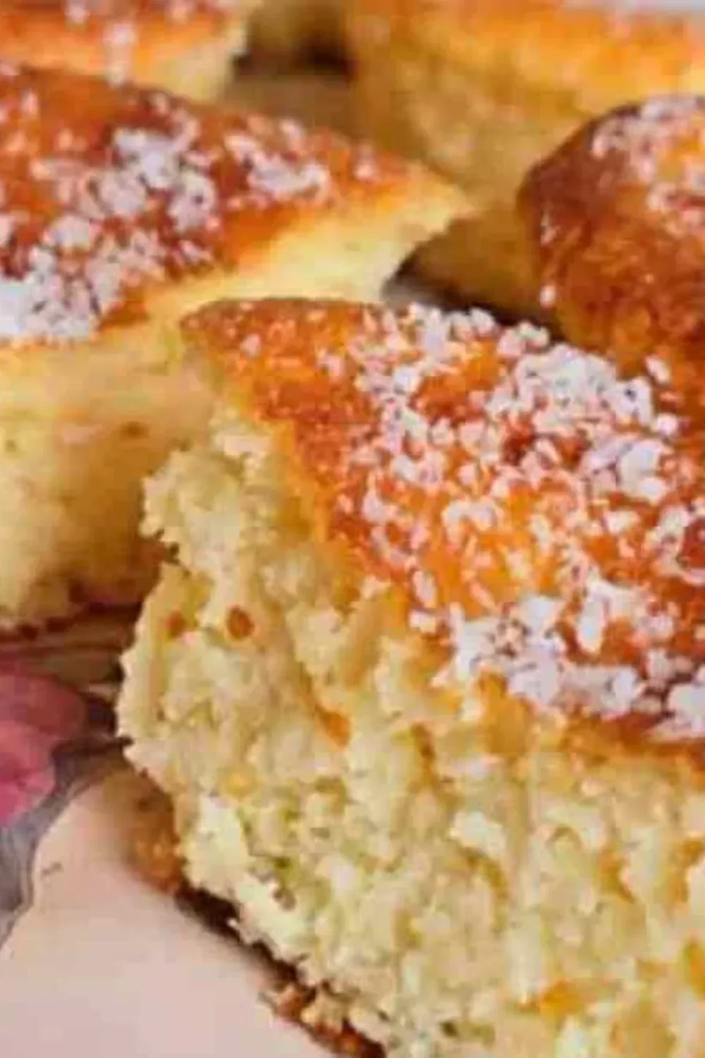 Muffins à la noix de coco moelleux et dorés sur une assiette