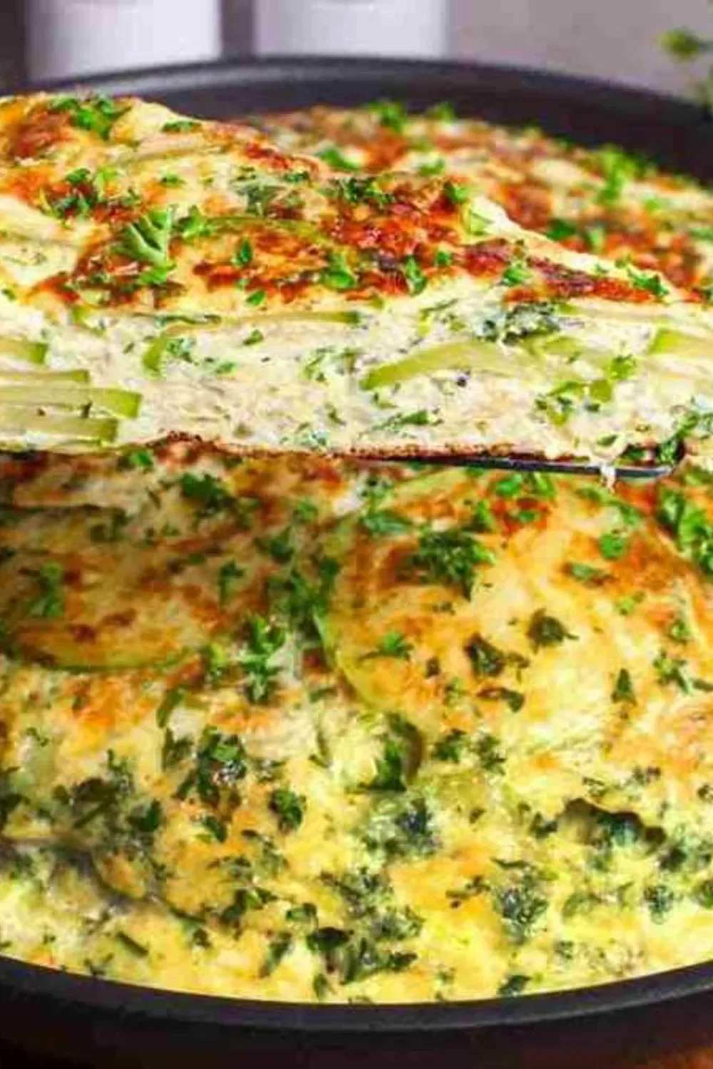 Omelette aux courgettes fraîchement préparée et servie dans une assiette