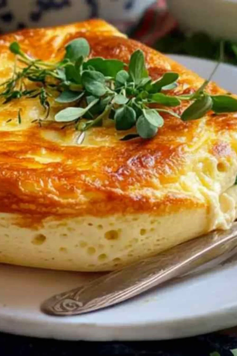 Omelette Soufflée de la Mère Poulard servie dans une assiette classique.