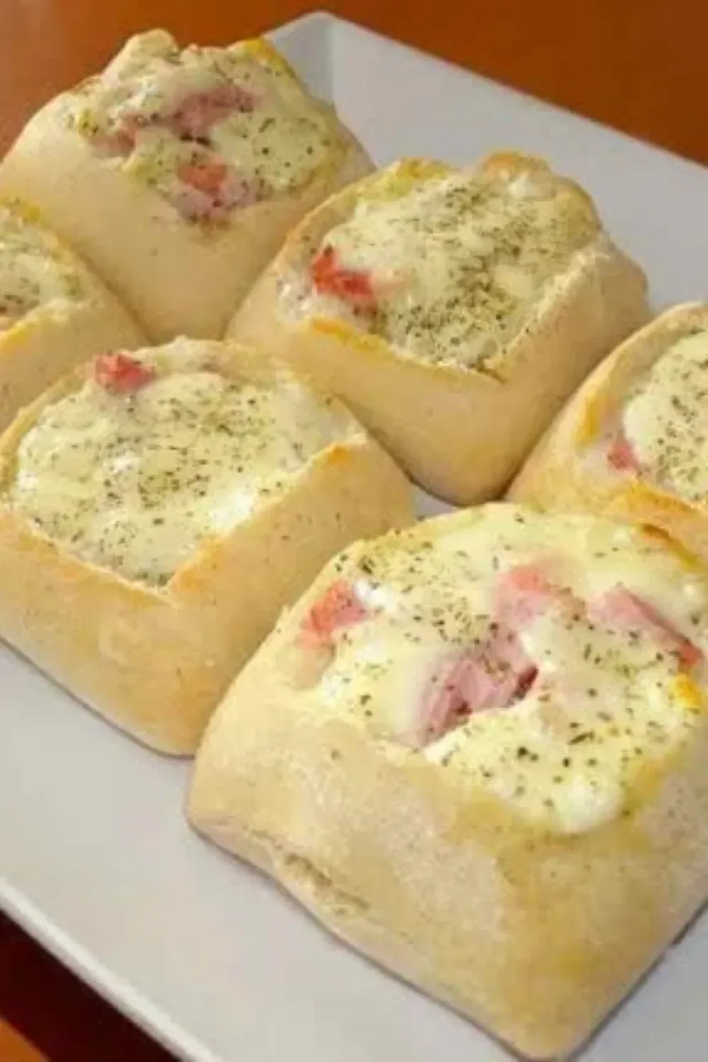 Pain Garni au Jambon et Mozzarella, une recette savoureuse et réconfortante.