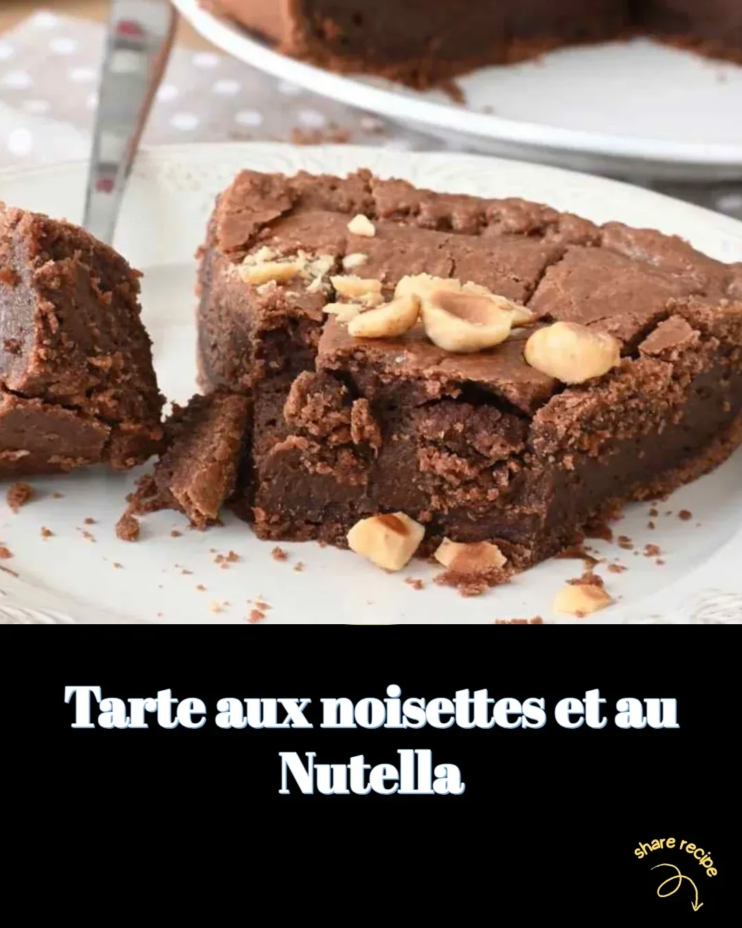 Tarte aux noisettes et au Nutella servie avec des noisettes grillées