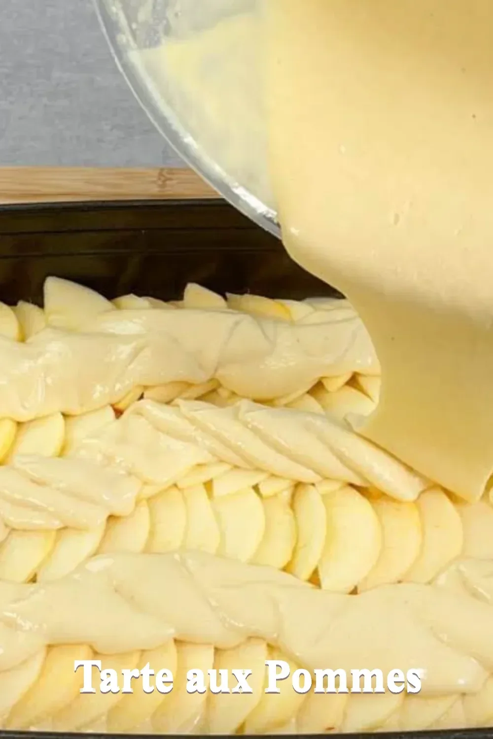 Tarte aux Pommes maison sur une assiette, garnie de pommes et de cannelle.