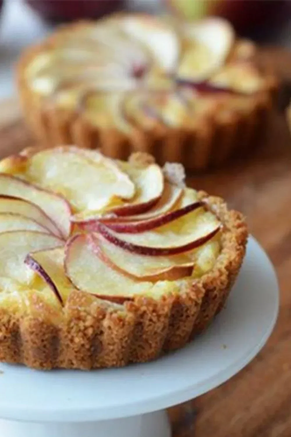 Dégustation de tarte aux pommes savoureuse et légère, prête à servir.