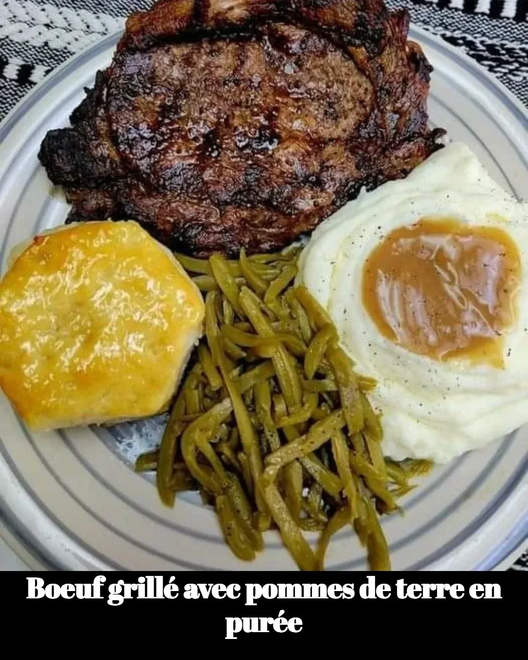 Boeuf grillé avec pommes de terre en purée dans une assiette délicieuse