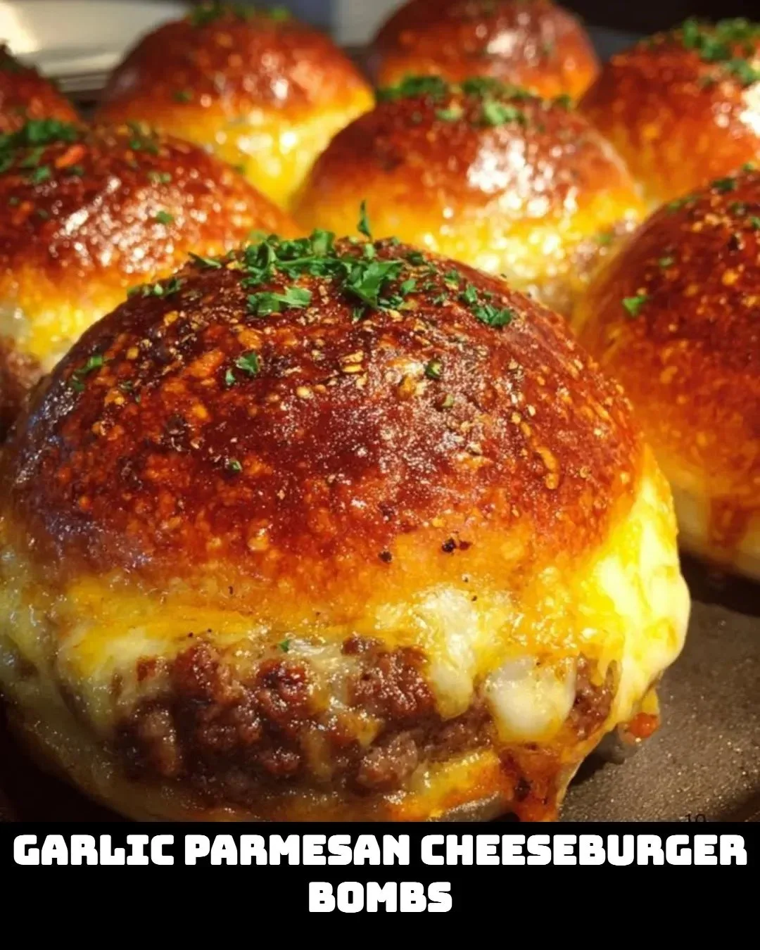 Boulettes de cheeseburger à l'ail et au parmesan sur un plat