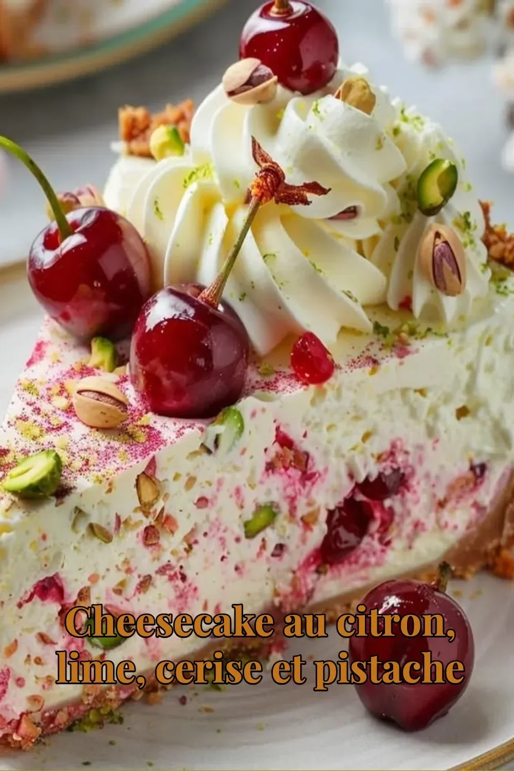 Cheesecake au citron, lime, cerise et pistache prêt à déguster.