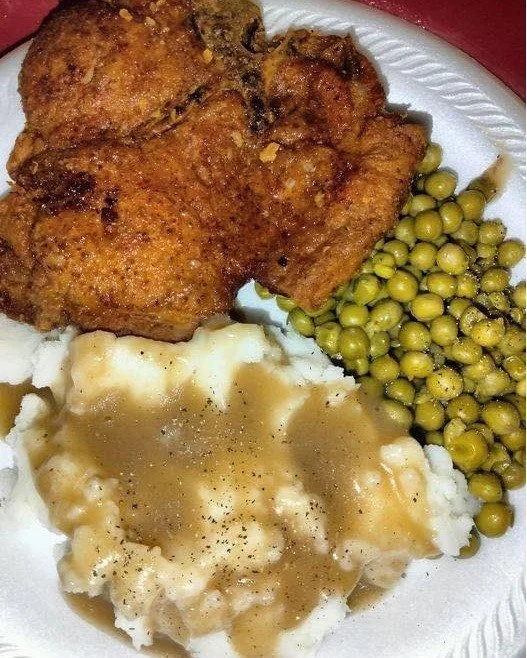 Côtelettes de porc avec purée de pommes de terre et pois frais