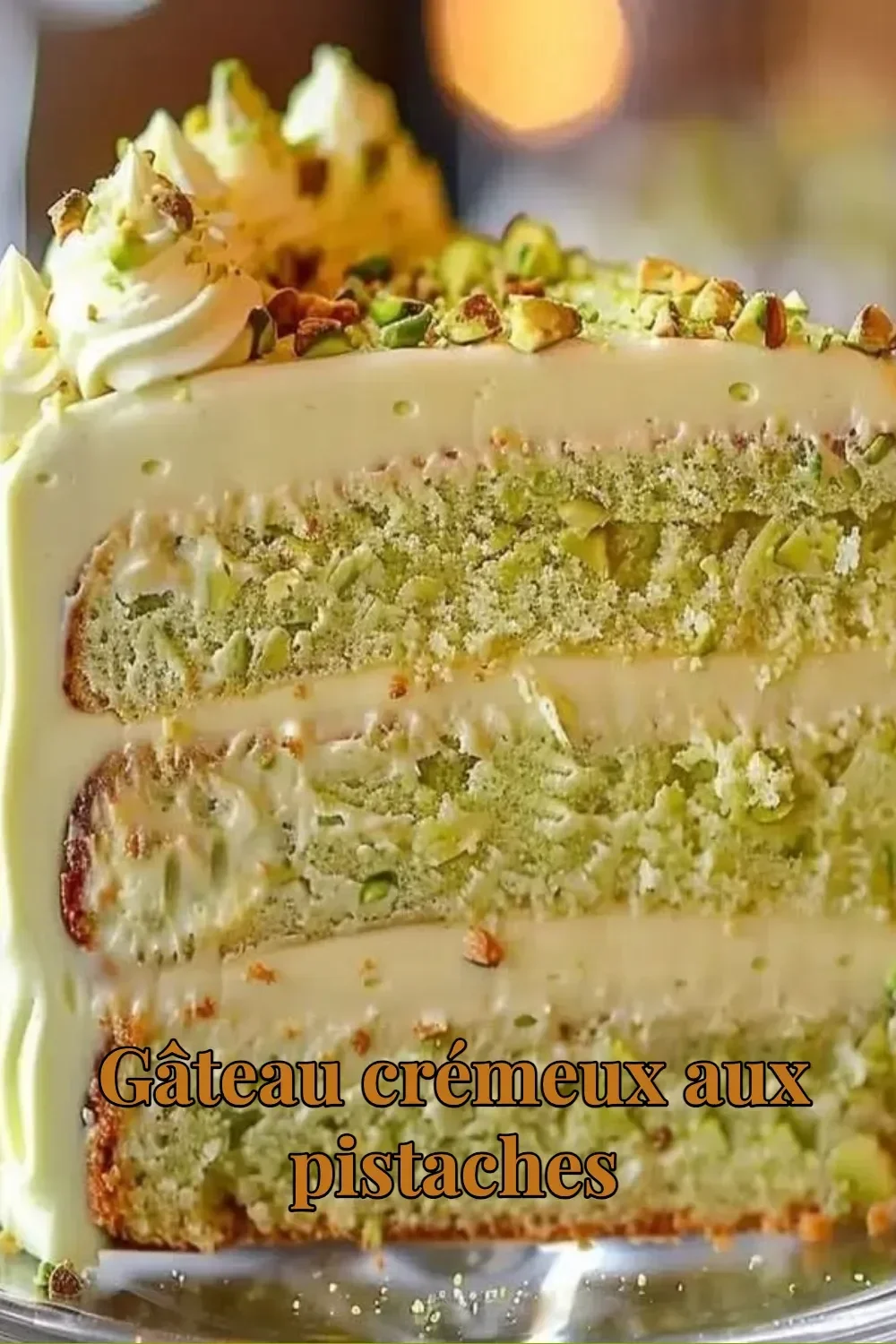 Gâteau crémeux aux pistaches sur assiette avec décoration