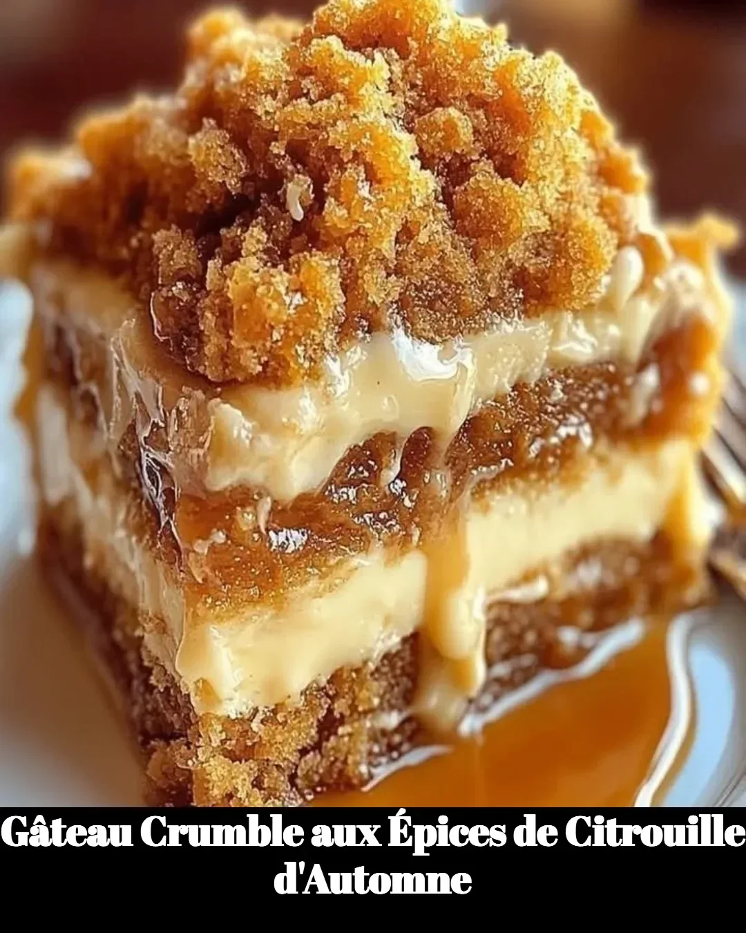 Gâteau crumble aux épices de citrouille d'automne sur une table en bois.