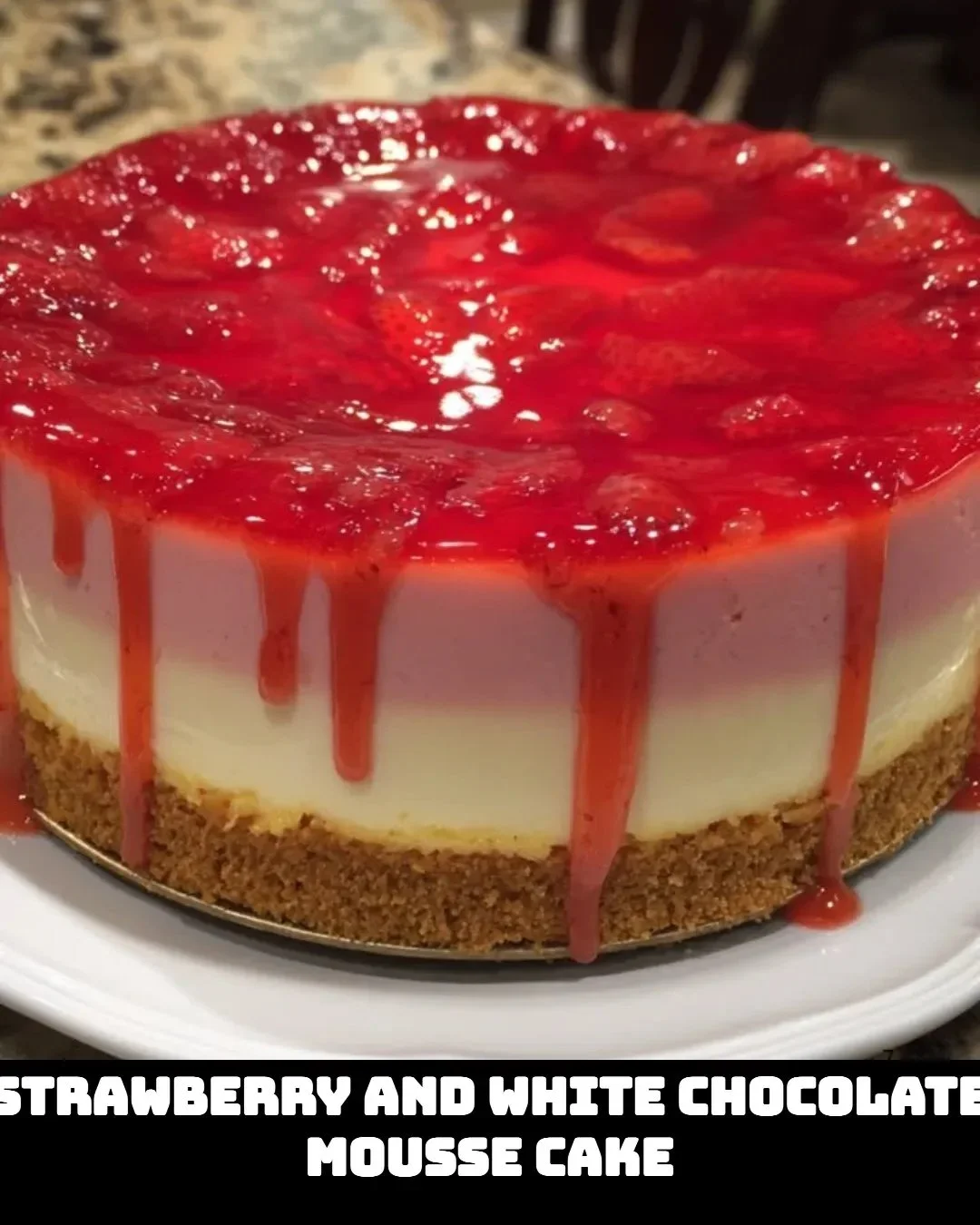 Gâteau Mousse aux Fraises et Chocolat Blanc délicieusement présenté