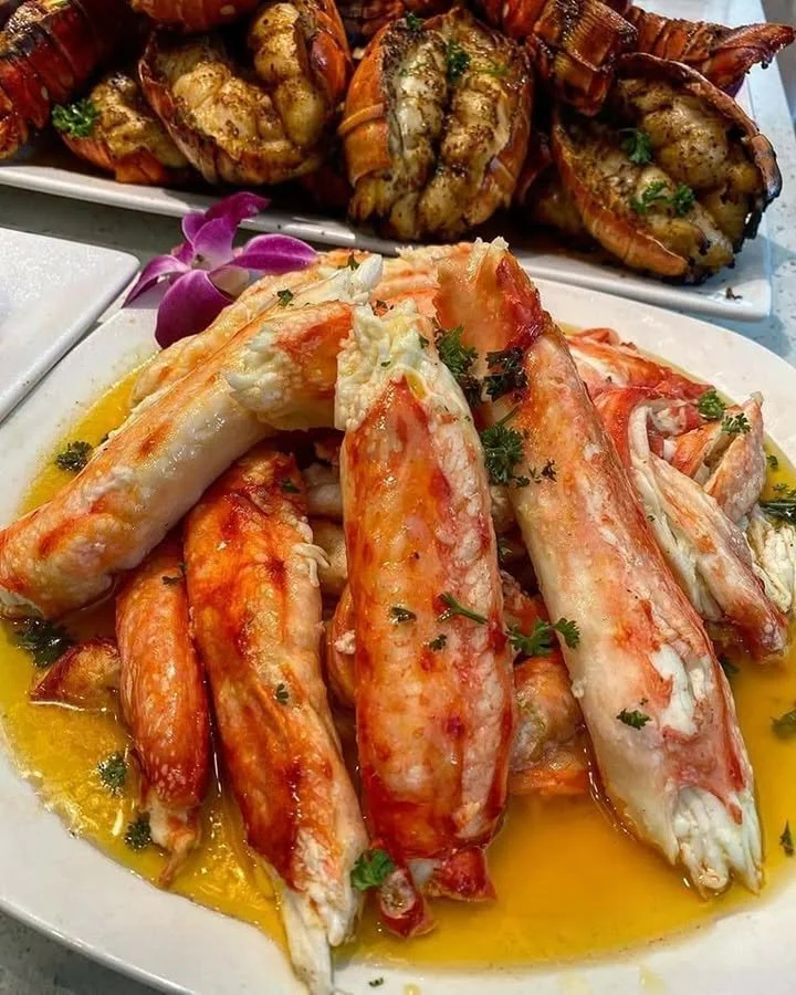 Jambes de crabe au beurre à l'ail servies dans une assiette