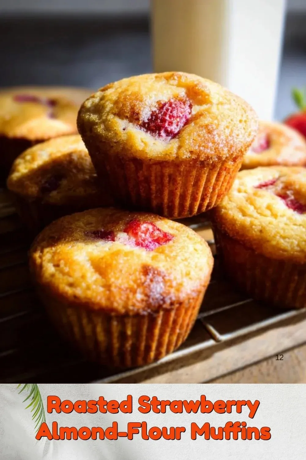 Muffins aux fraises rôties et à la farine d'amande, un délice gourmand.