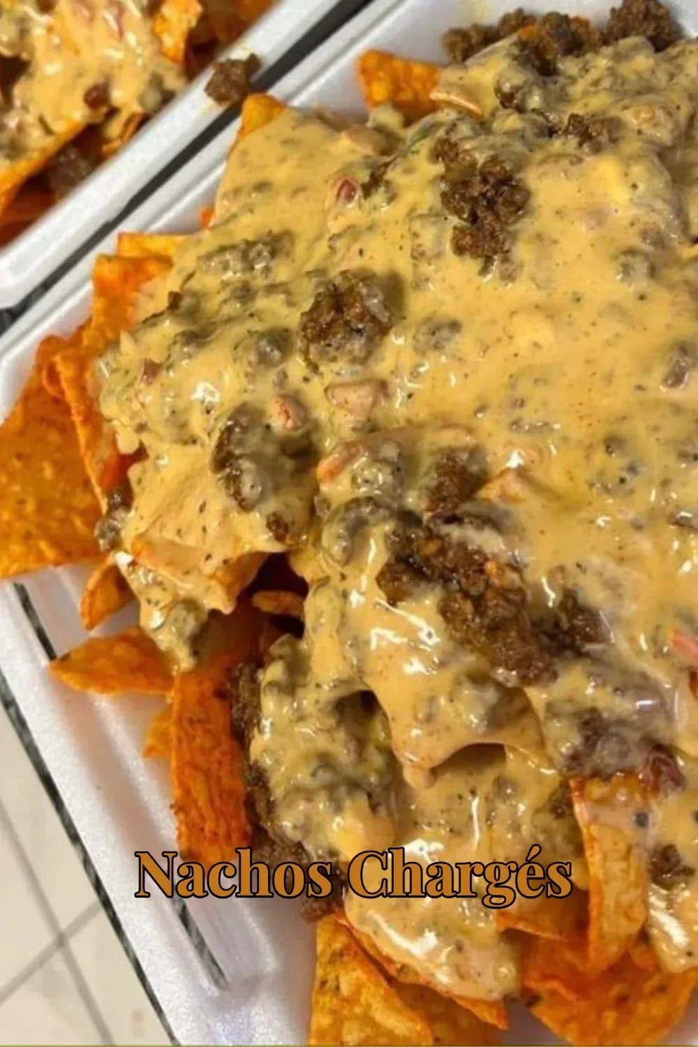 Assiette de nachos chargés garnie de fromage, jalapeños et guacamole