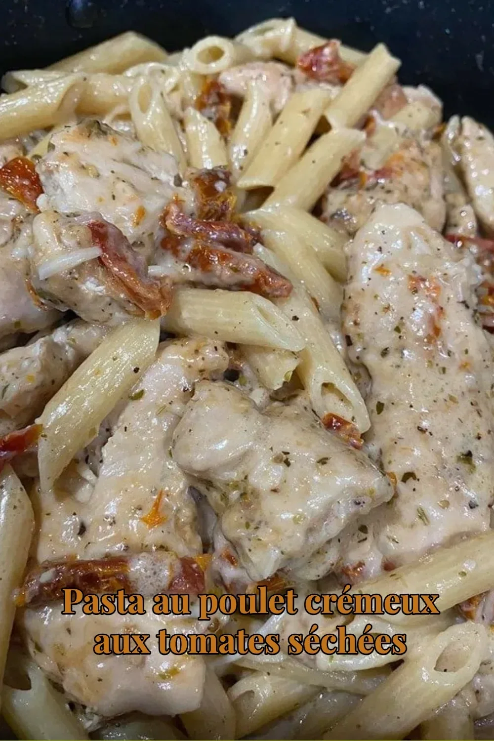 Pasta au poulet crémeux aux tomates séchées dans un plat savoureux