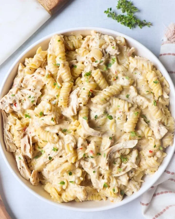 Pâtes au poulet, ail et parmesan cuites dans un slow cooker