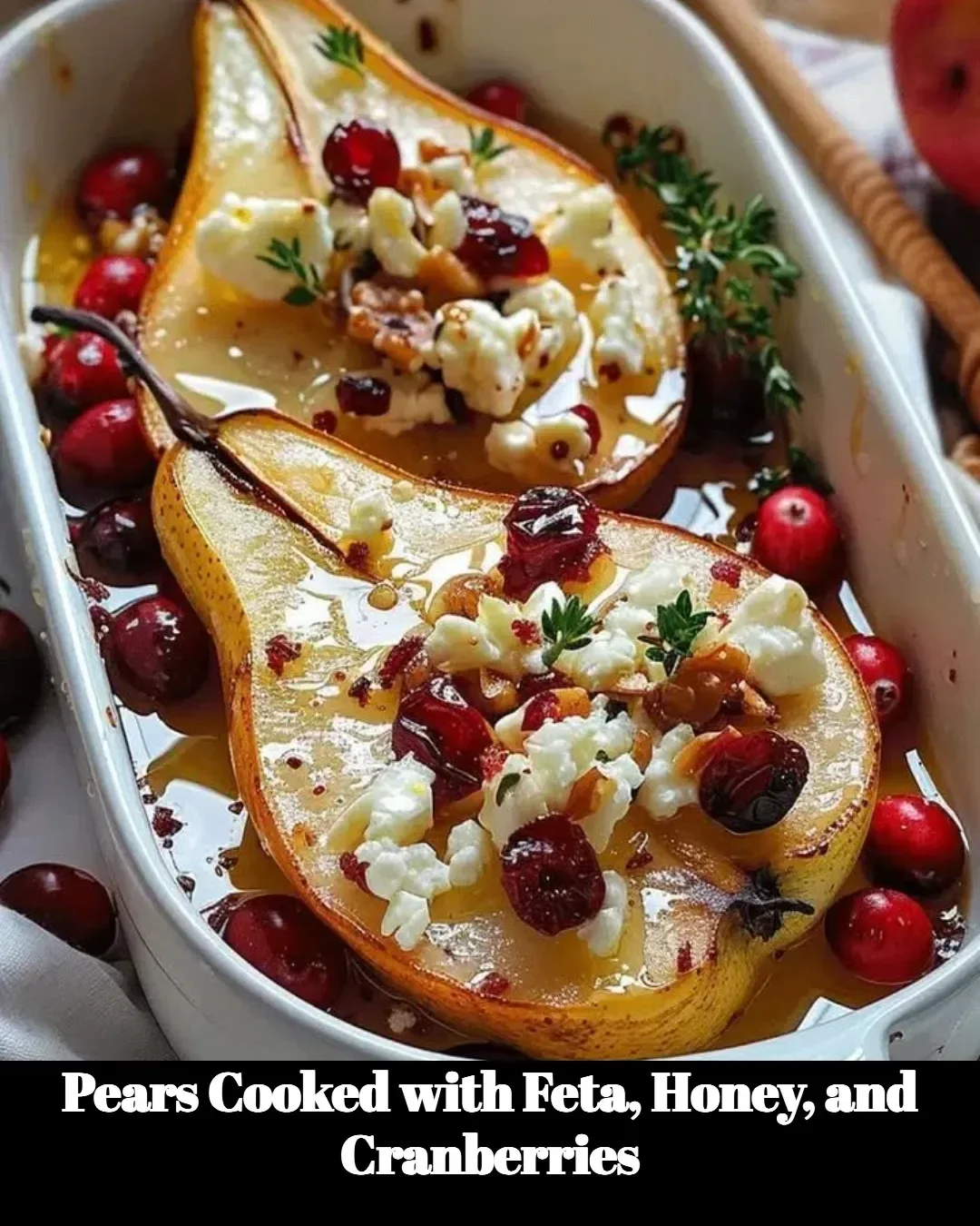 Poires cuites garnies de feta, miel et canneberges