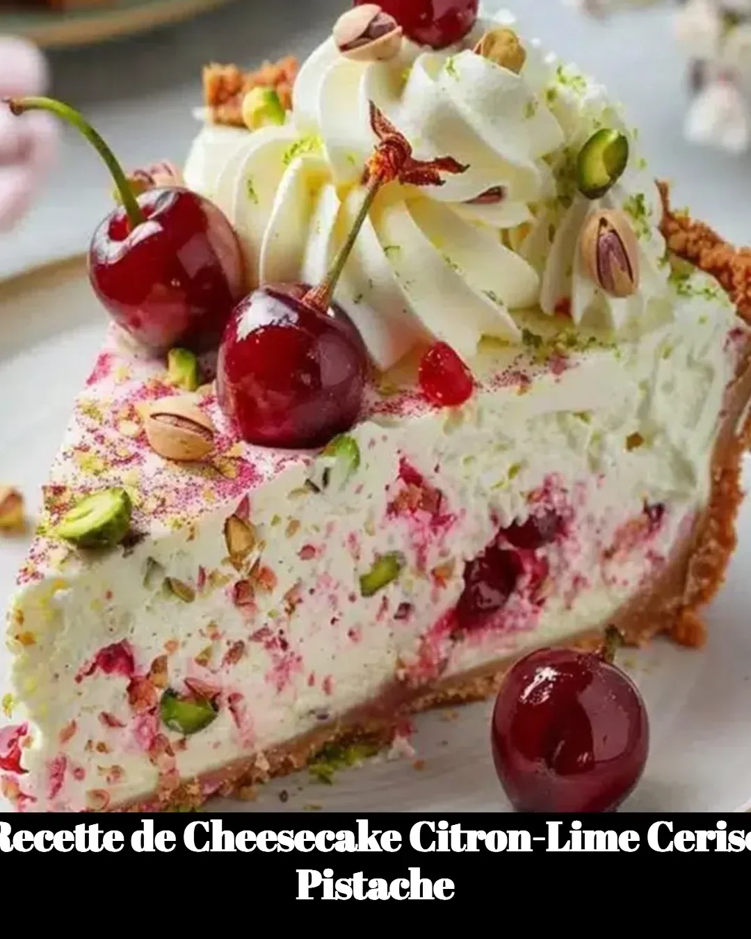 Cheesecake citron-lime avec cerises et pistaches sur assiette