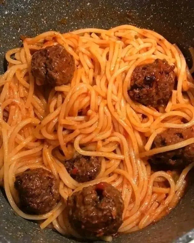 Spaghetti classique aux boulettes de viande savoureuses dans une sauce tomate.