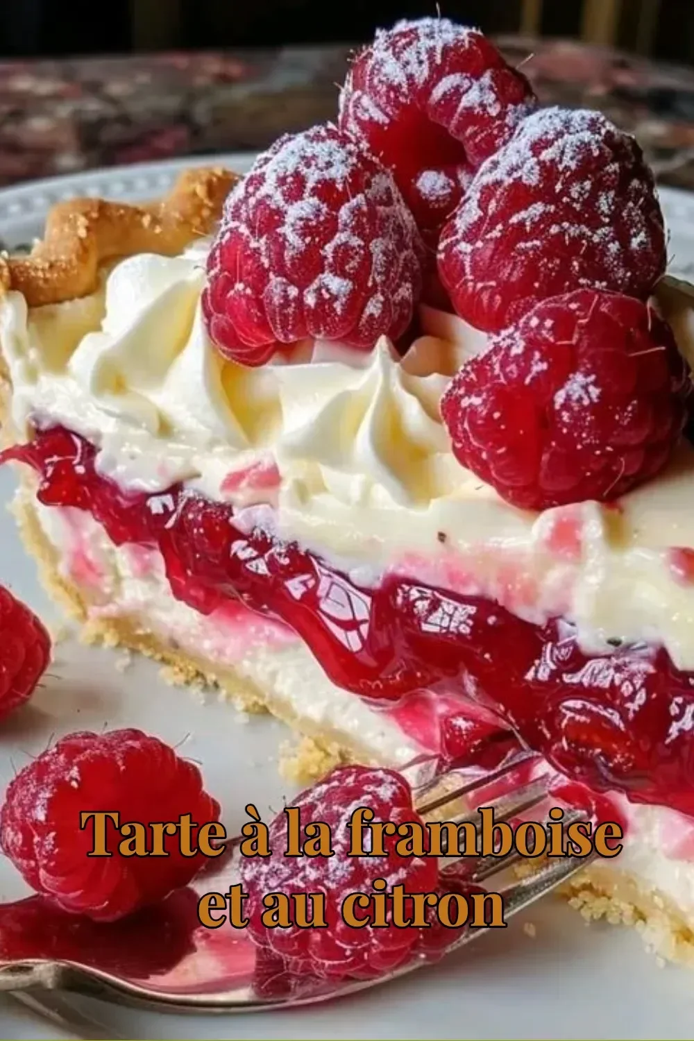 Tarte framboise et citron garnie de fruits frais enrobés de crème