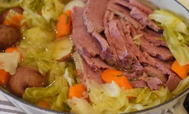 Plat de boeuf salé et chou, une recette traditionnelle française.