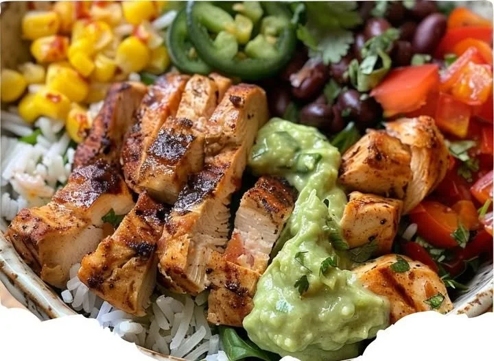 Bol de poulet Chipotle garni de légumes frais et d'épices.