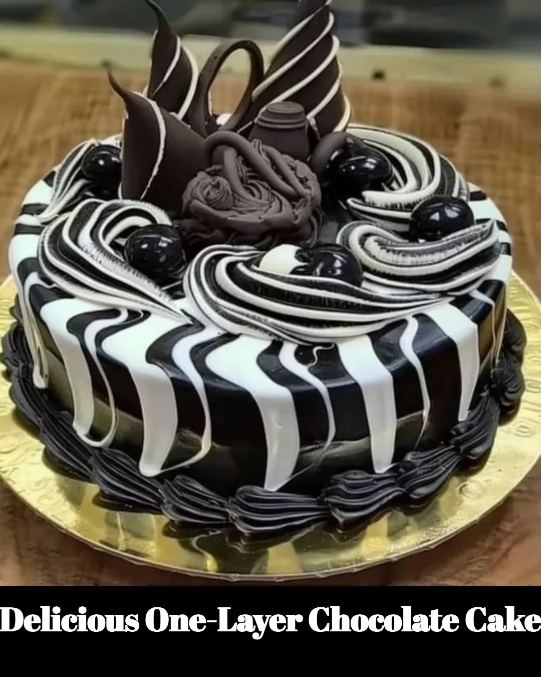 Gâteau au chocolat à une couche, moelleux et délicieux, décoré de glaçage riche.