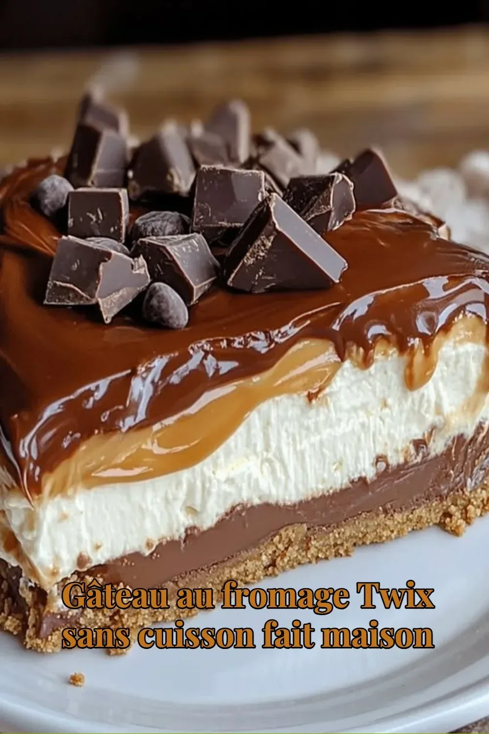 Gâteau au fromage Twix sans cuisson fait maison, dessert crémeux et délicieux