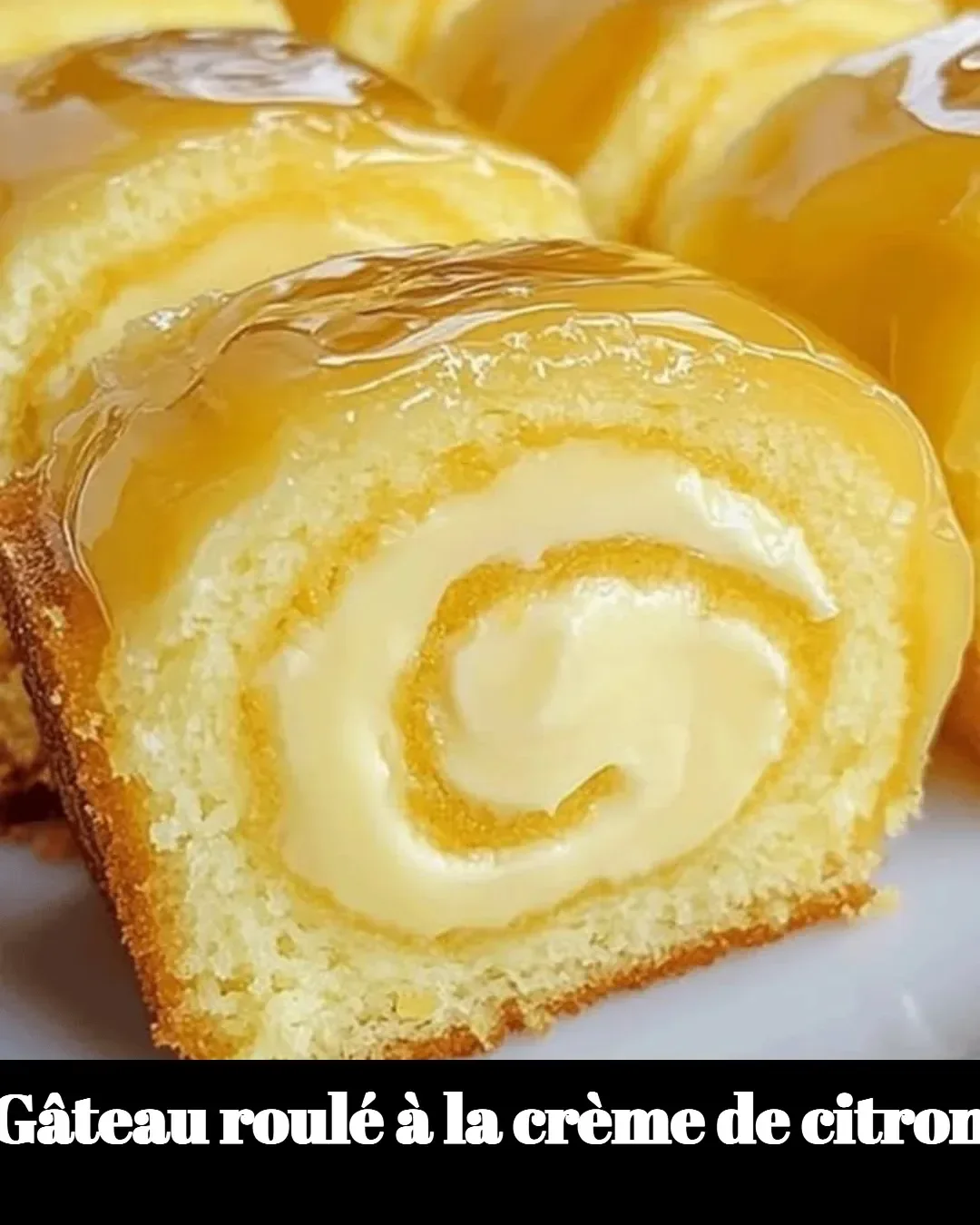Gâteau roulé à la crème de citron garni de zestes de citron et de crème onctueuse