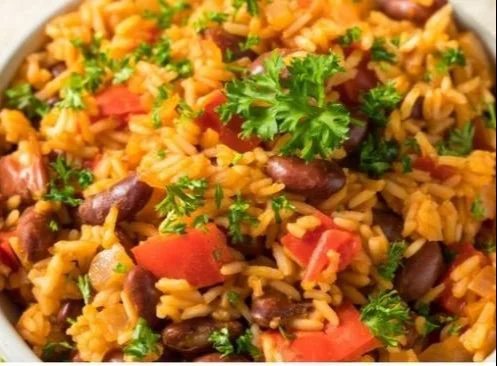 Plat de haricots rouges cajuns servis avec du riz dans un bol