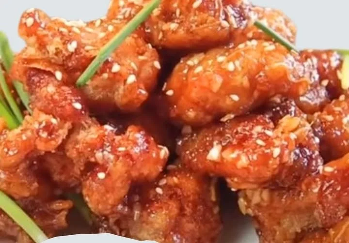 Plat de poulet aigre-doux avec légumes et sauce sucrée