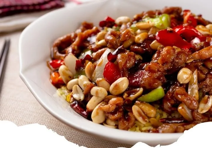 Recette de Poulet Kung Pao épicé et savoureux avec des cacahuètes et légumes