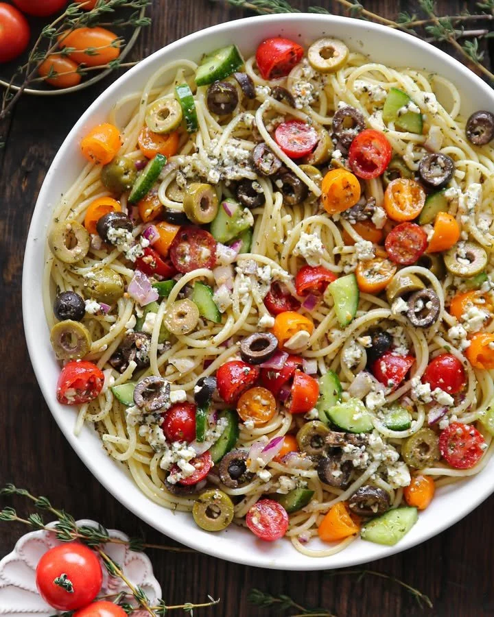 Salade de spaghetti avec légumes frais et vinaigrette