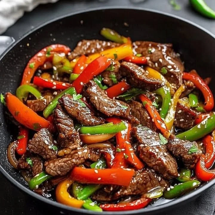 Sauté de steak au poivre avec sauce crémeuse et poivre noir.