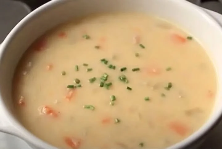 Soupe au jambon et pommes de terre servie dans un bol
