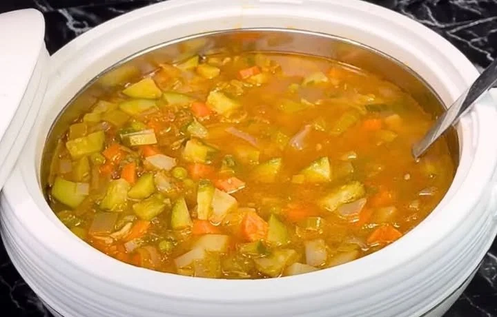 Soupe aux nouilles de poulet dans un bol avec garnitures fraîches