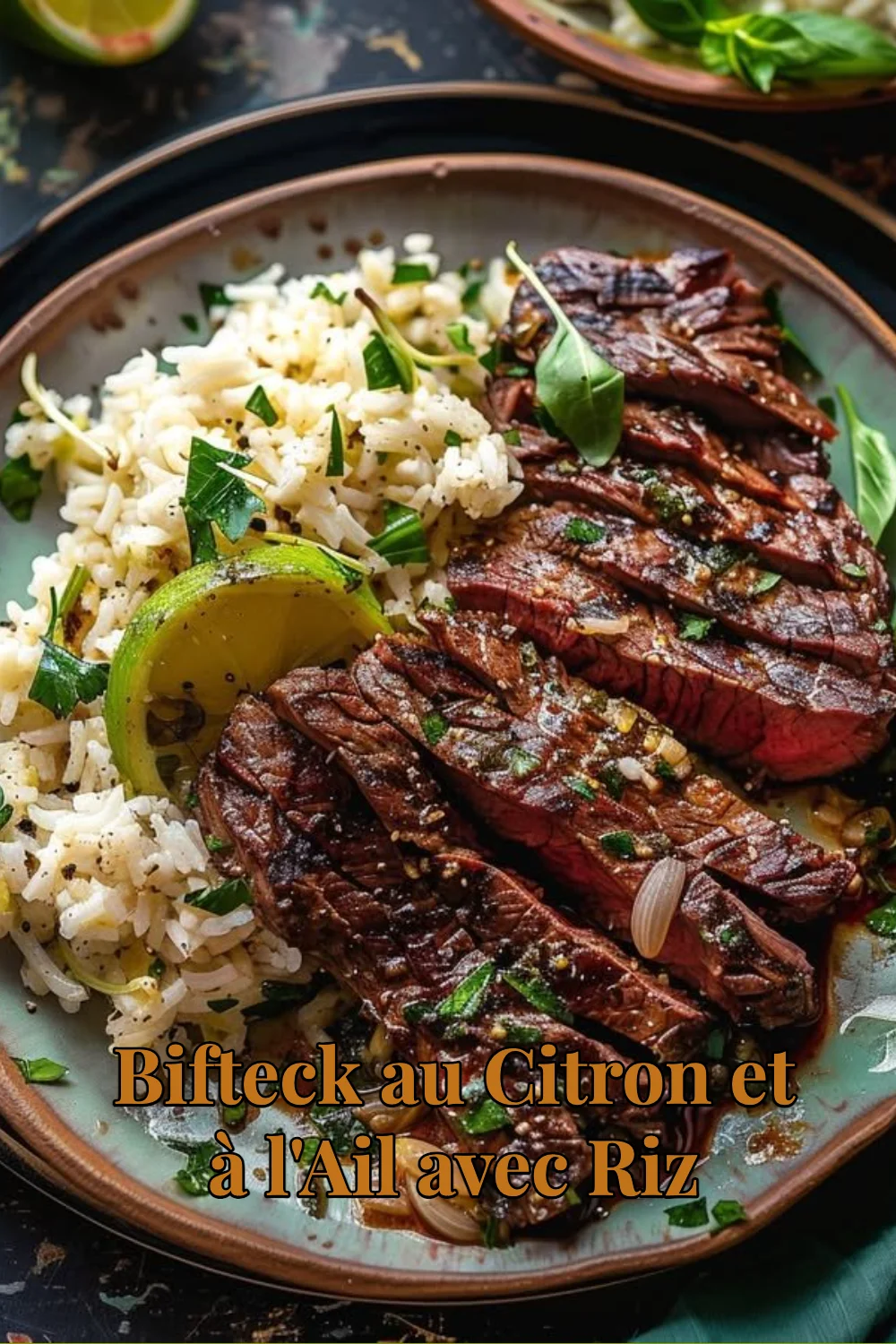 Bifteck au citron et à l'ail servi avec du riz délicieux.