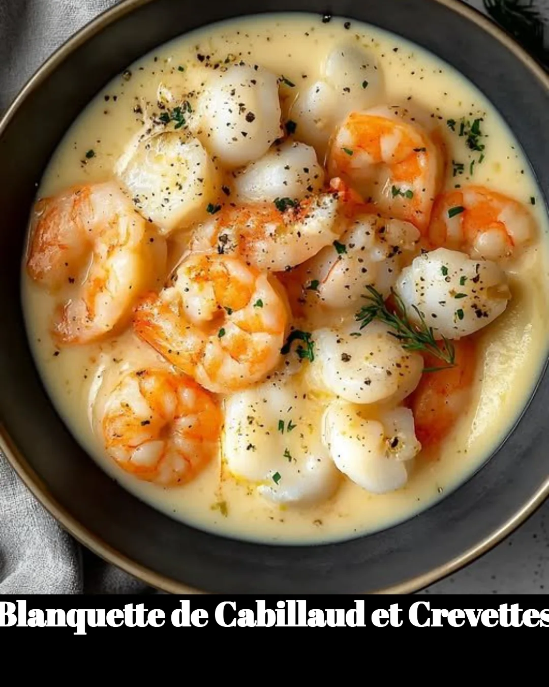 Plat de Blanquette de Cabillaud et Crevettes servi dans un bol en céramique.
