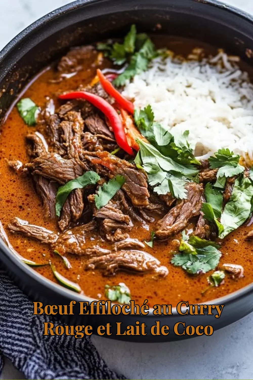 Bœuf effiloché au curry rouge et lait de coco, plat savoureux et réconfortant