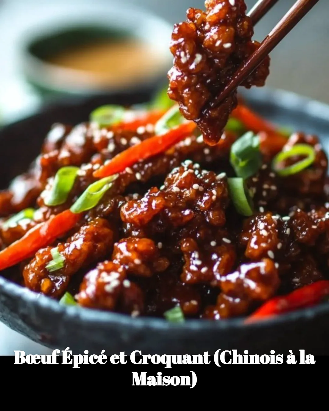Bœuf épicé et croquant, un plat classique de la cuisine chinoise fait maison