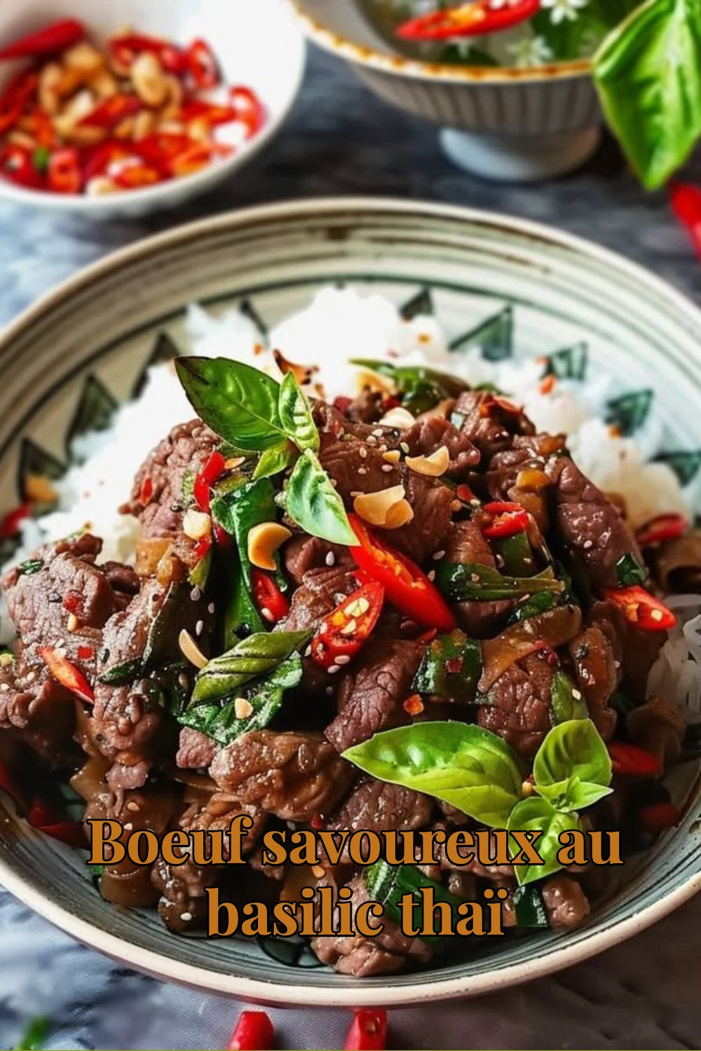Boeuf savoureux au basilic thaï, plat coloré et appétissant.