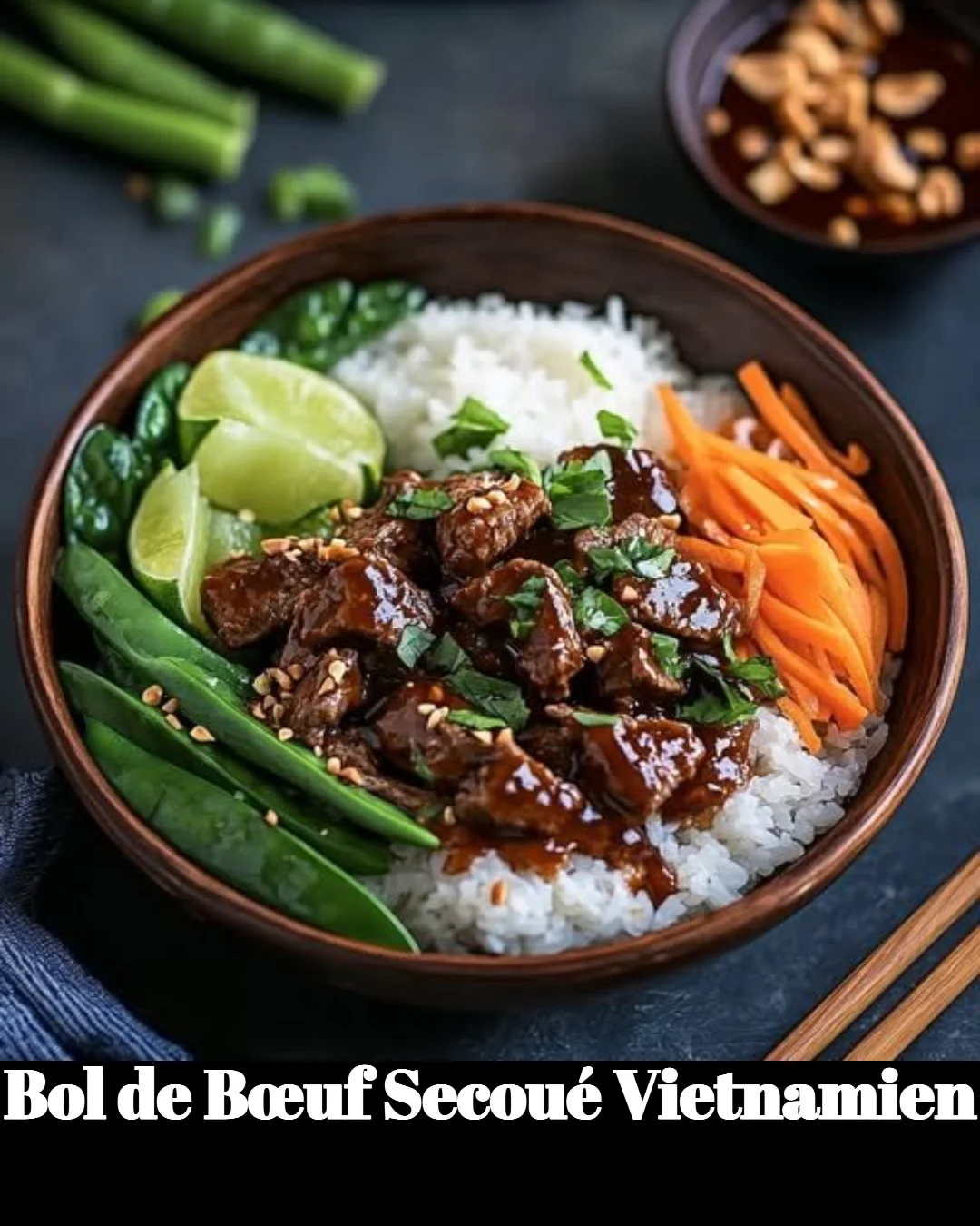 Bol de Bœuf Secoué Vietnamien avec ingrédients frais et épices aromatiques