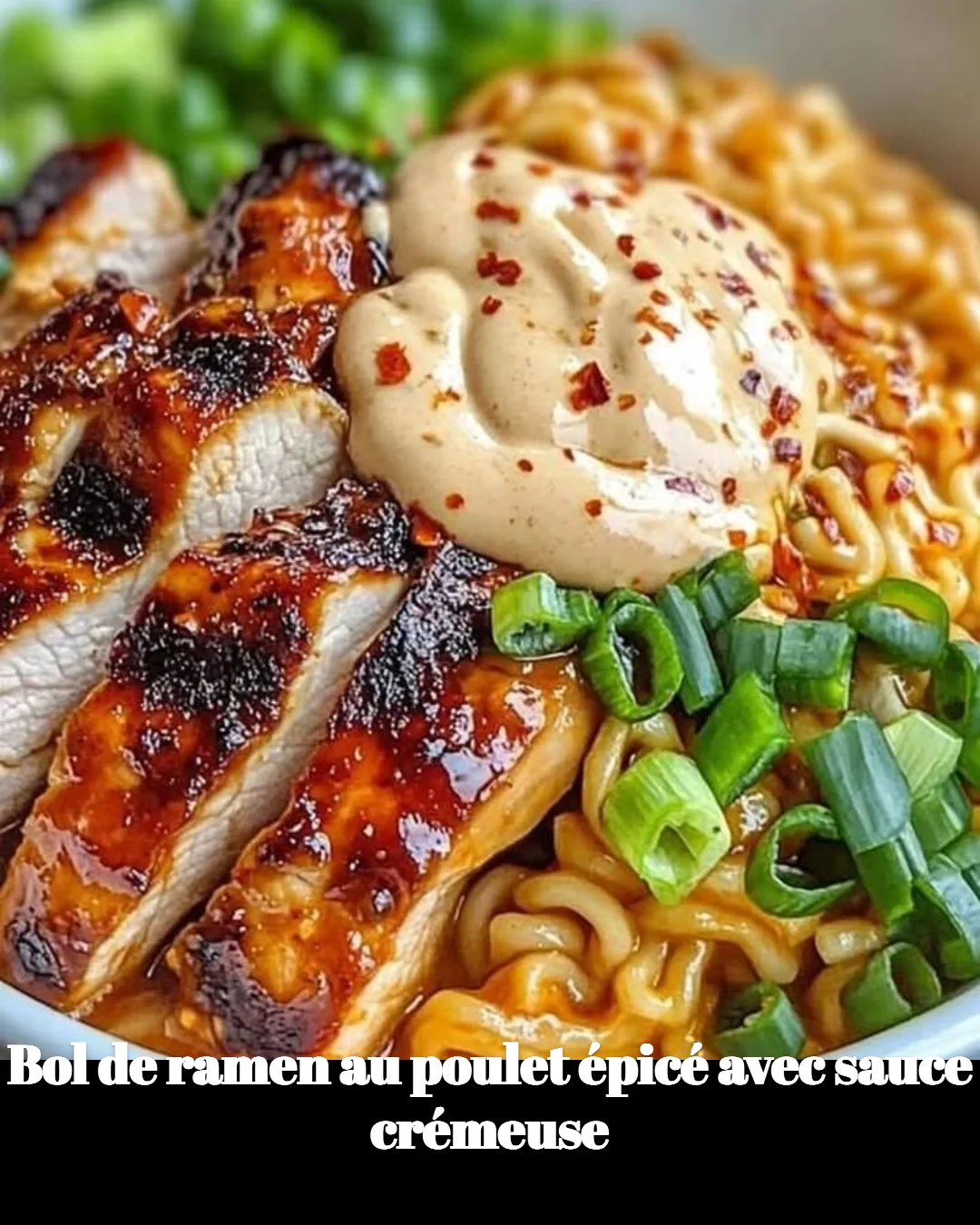 Bol de ramen au poulet épicé avec sauce crémeuse sur une table