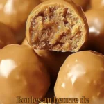 Boules au beurre de cacahuète sans cuisson sur une assiette.