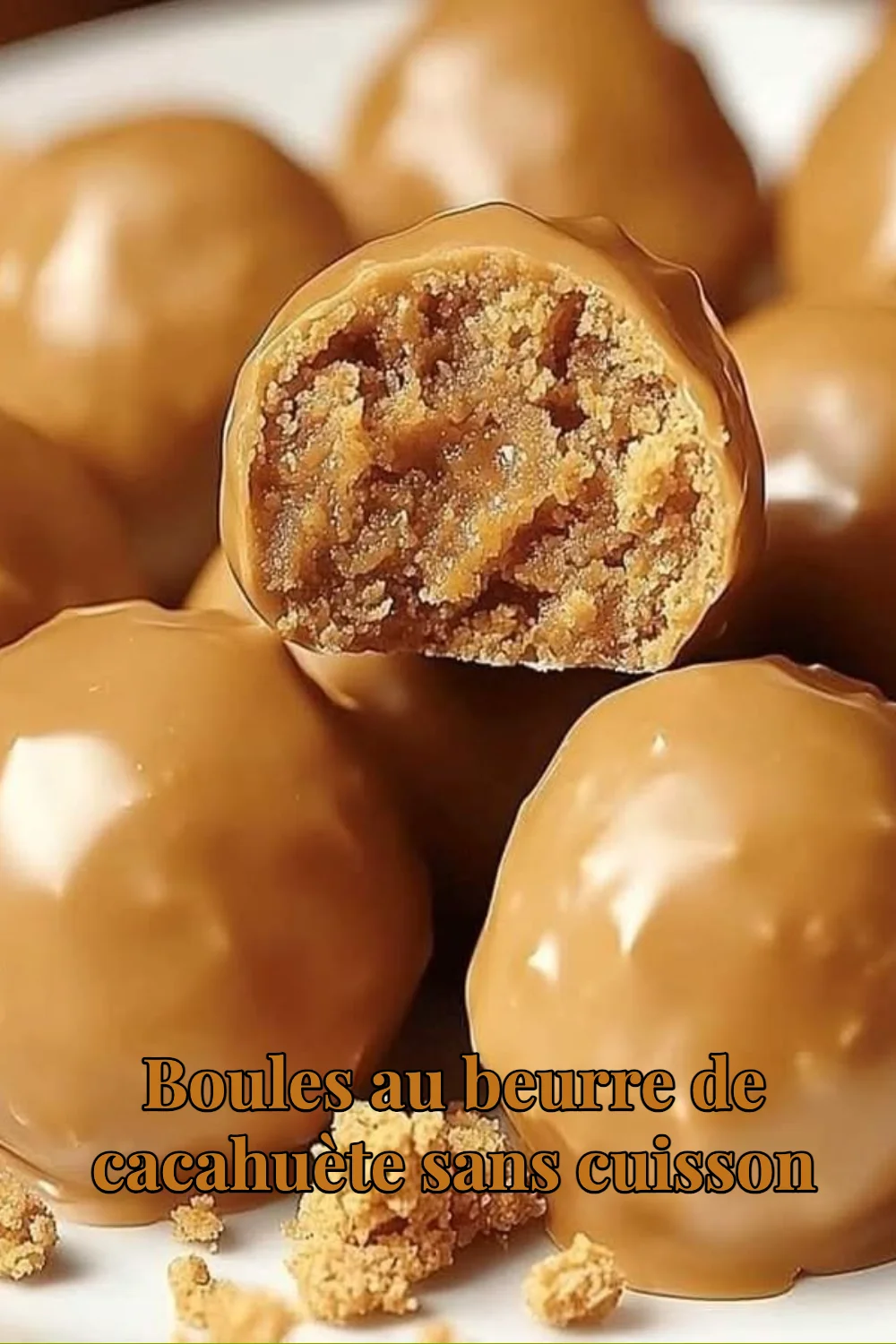 Boules au beurre de cacahuète sans cuisson sur une assiette.